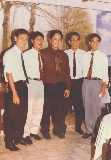 Những viên gạch đầu tiên